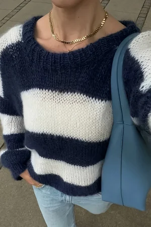 Women's round neck long-sleeved striped knit sweater top, casual and relaxed style, autumn and winter style.