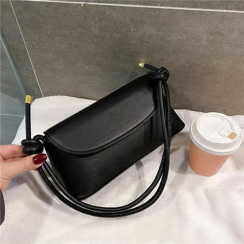 Internet celebrity retro small bag for women in autumn and winter, new trendy crossbody bag, fashionable one shoulder small bag - Image 5